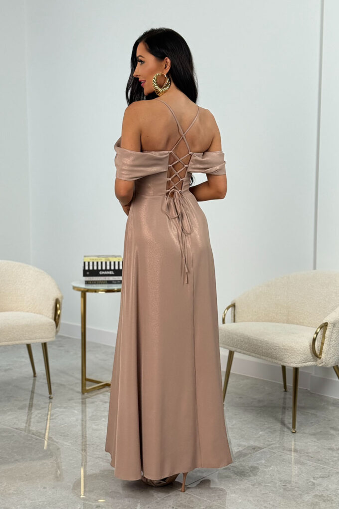 SILLA - beżowa błyszcząca sukienka maxi z dekoltem hiszpańskim