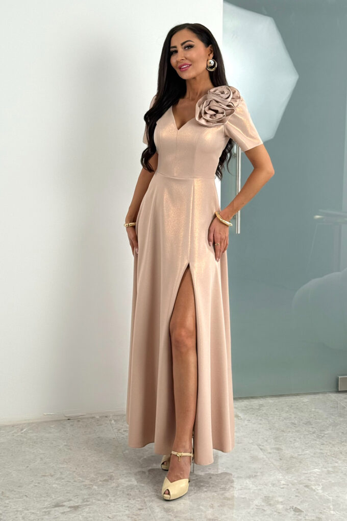 RUBI – jasny beż błyszcząca sukienka maxi z dopinanym kwiatem