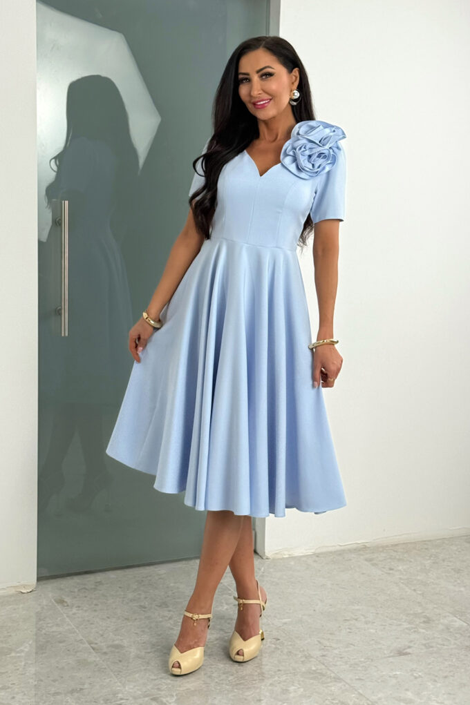 RUBI – błękitna sukienka midi z dopinanym kwiatem