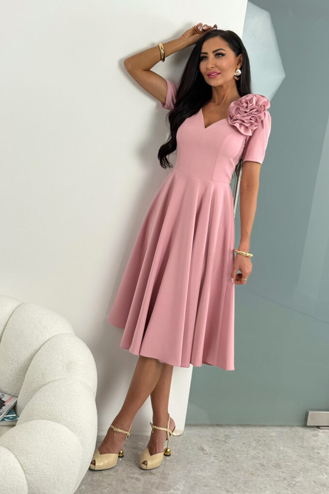 RUBI – brudny róż sukienka midi z dopinanym kwiatem