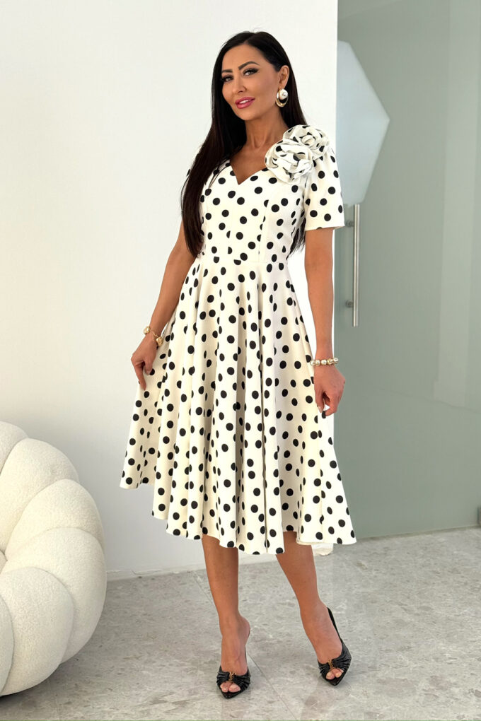 RUBI – ecru w czarne grochy sukienka midi z dopinanym kwiatem