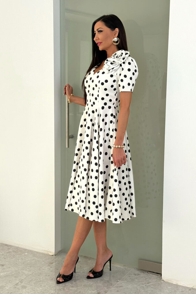 RUBI – ecru w czarne grochy sukienka midi z dopinanym kwiatem