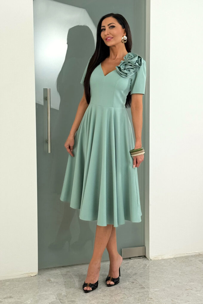 RUBI – szałwiowa sukienka midi z dopinanym kwiatem