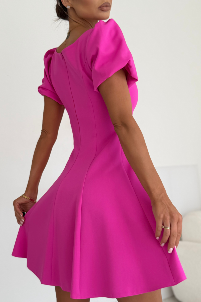 CHANEL – fuksjowa sukienka mini z balonowymi rękawami