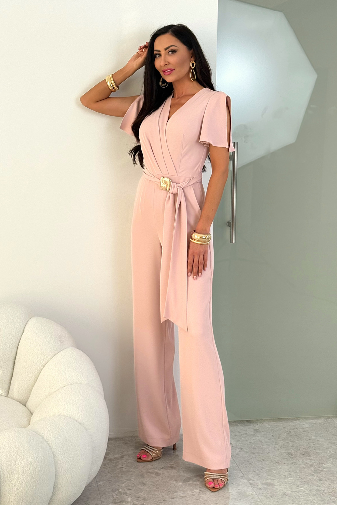 TRIS - pudrowy róż elegancki kombinezon z złotą broszką