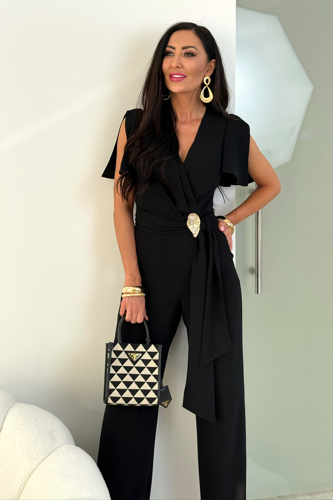 TRIS - czarny elegancki kombinezon z złotą broszką