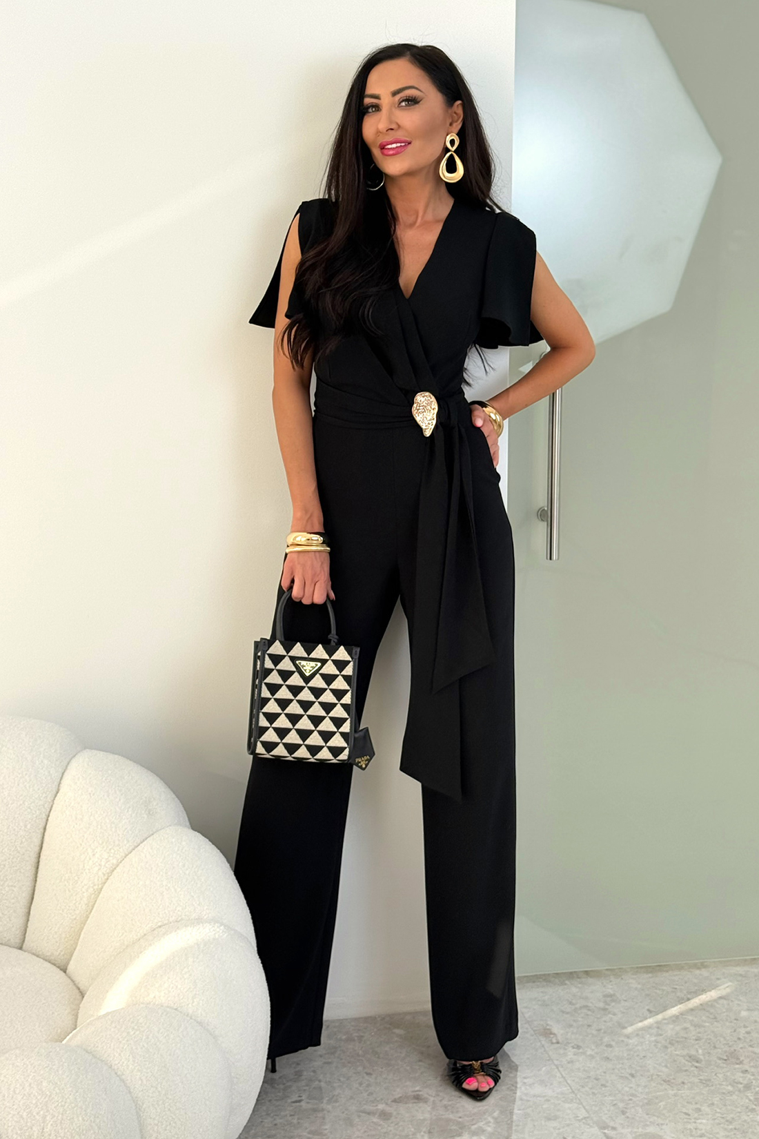 TRIS - czarny elegancki kombinezon z złotą broszką