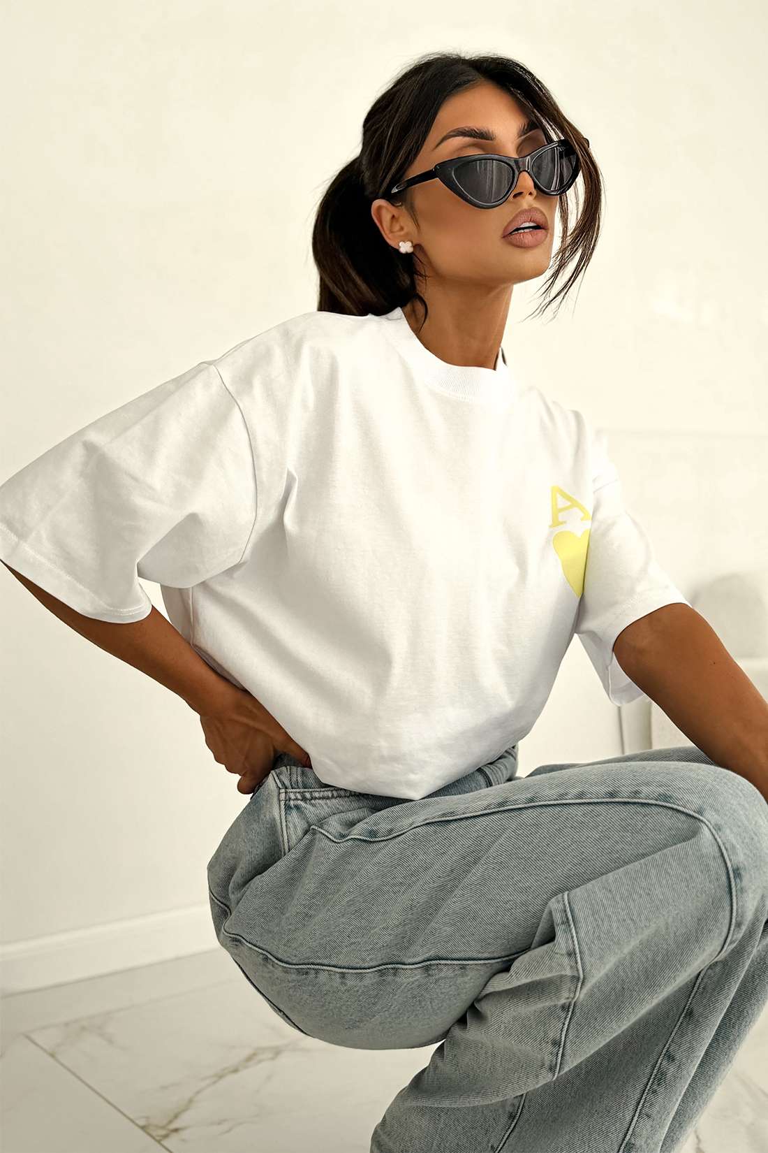 AMORE – biały t-shirt damski oversize z żółtym nadrukiem