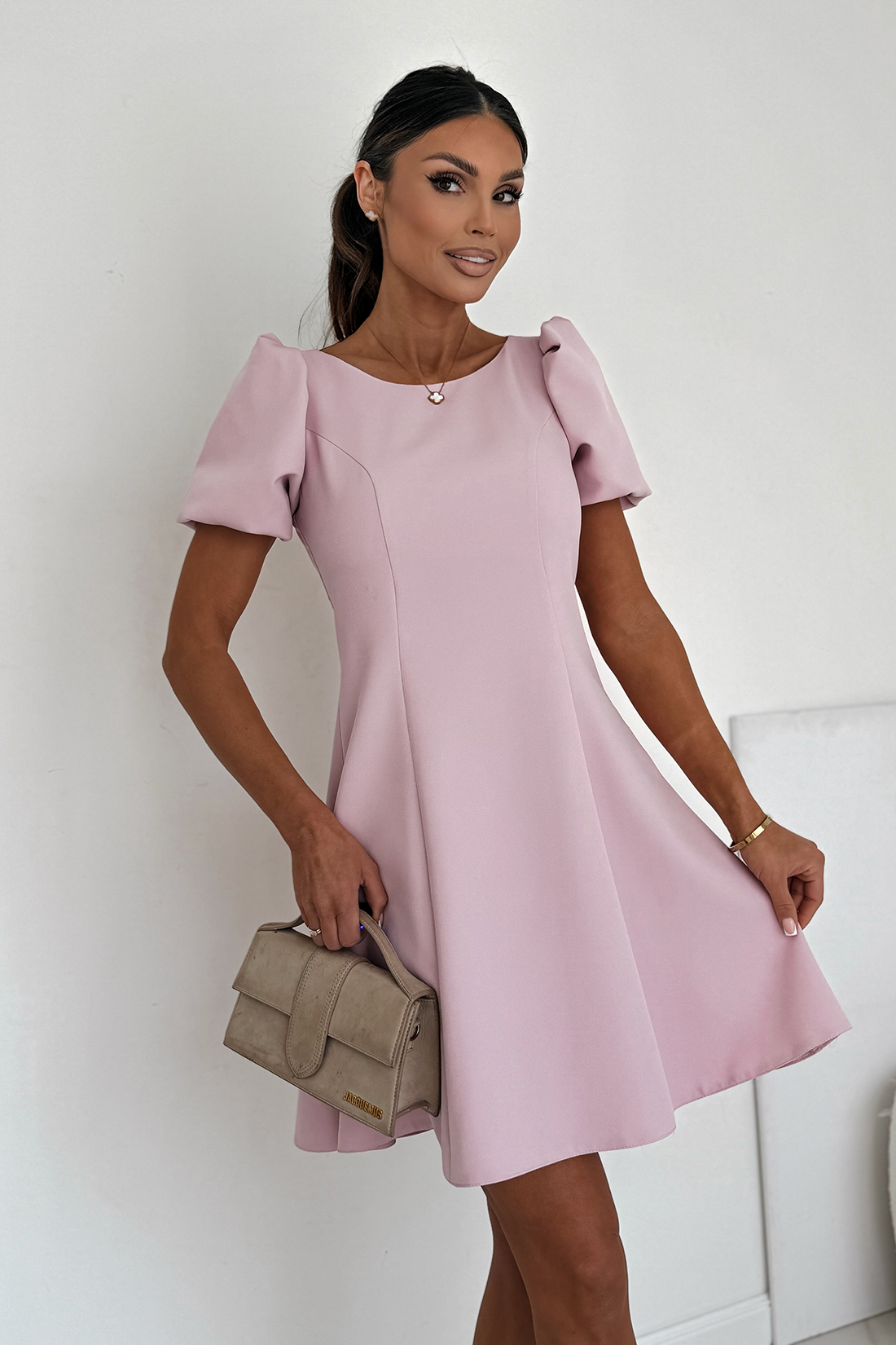 CHANEL – pudrowy róż sukienka mini z balonowymi rękawami