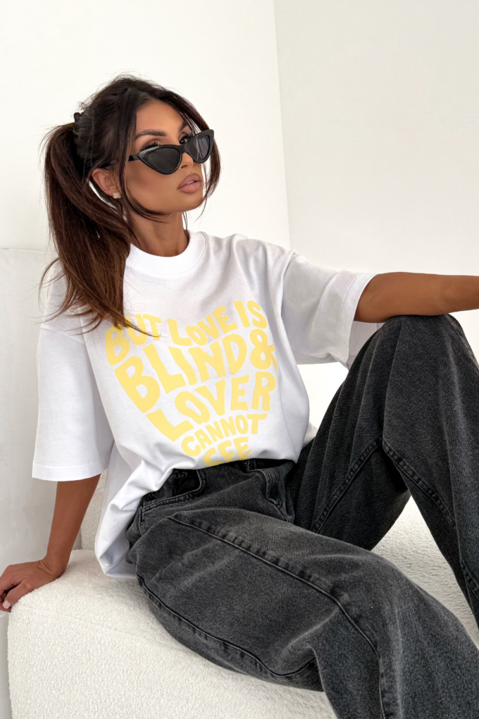 BLIND – czarny t-shirt damski oversize z żółtym nadrukiem. Wyrazisty napis „Love is blind” w estetyce Urban Glow. Wykonany z luksusowej bawełny organicznej, idealny do jeansów i marynarek od Elizabeth Collection! Skład: 100% bawełna organiczna (ring-spun) Rozmiary: Uniwersalny Kolor: Czarny (Z białym nadrukiem)