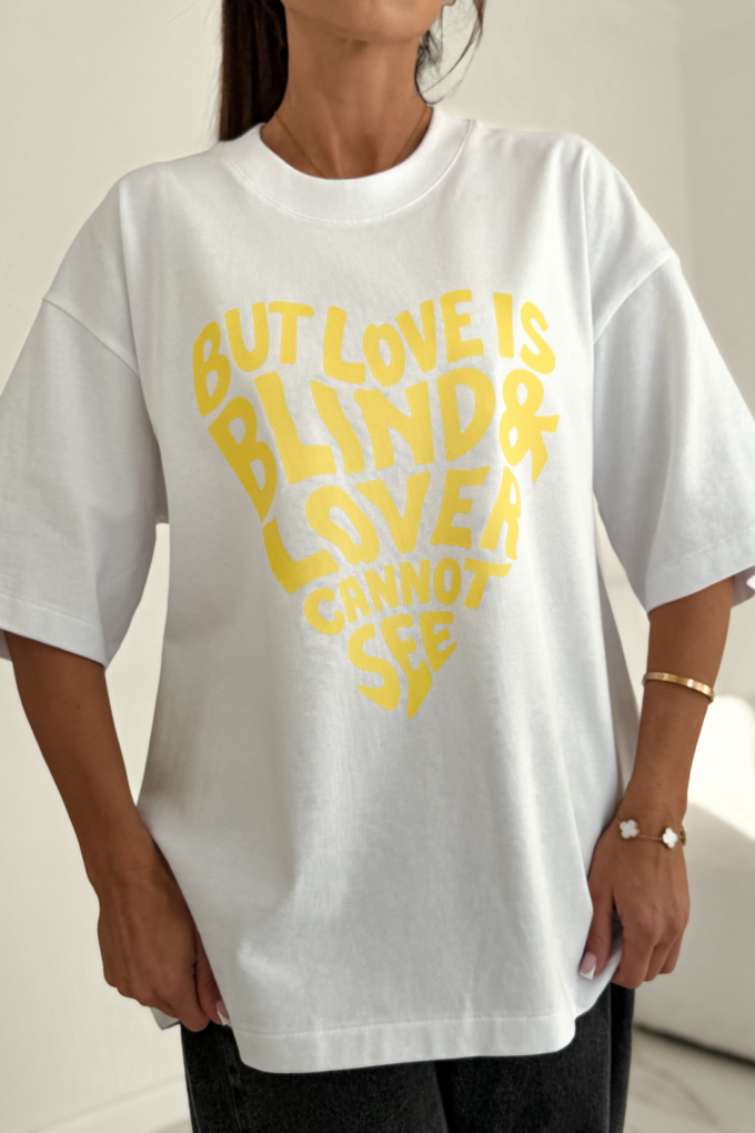 BLIND – czarny t-shirt damski oversize z żółtym nadrukiem. Wyrazisty napis „Love is blind” w estetyce Urban Glow. Wykonany z luksusowej bawełny organicznej, idealny do jeansów i marynarek od Elizabeth Collection! Skład: 100% bawełna organiczna (ring-spun) Rozmiary: Uniwersalny Kolor: Czarny (Z białym nadrukiem)