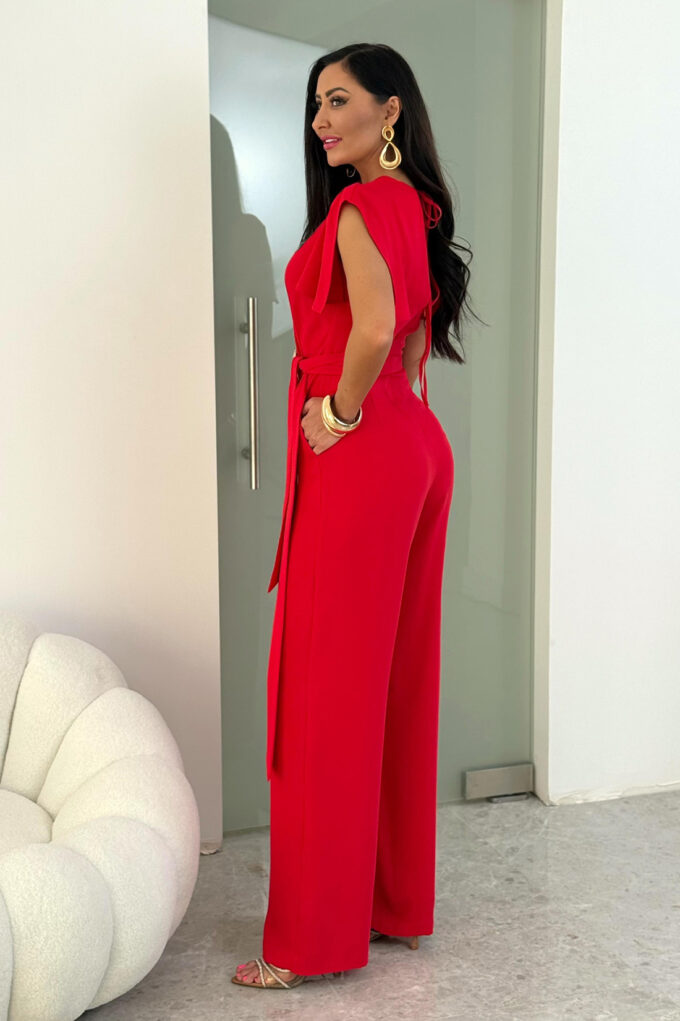 TRIS - czerwony elegancki kombinezon z złotą klamrą