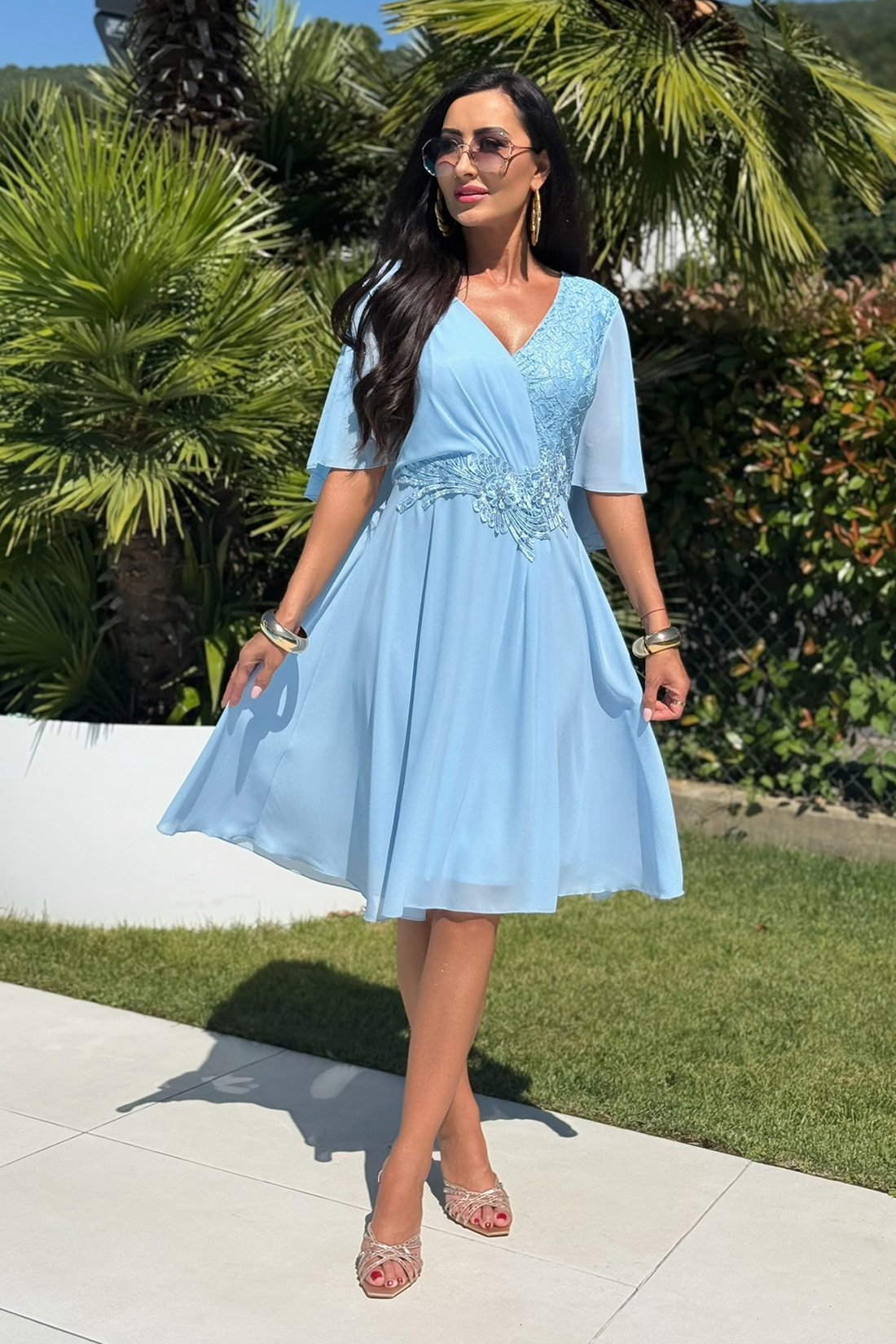 BH640-1 – błękitna sukienka midi plus size - obrazek 2