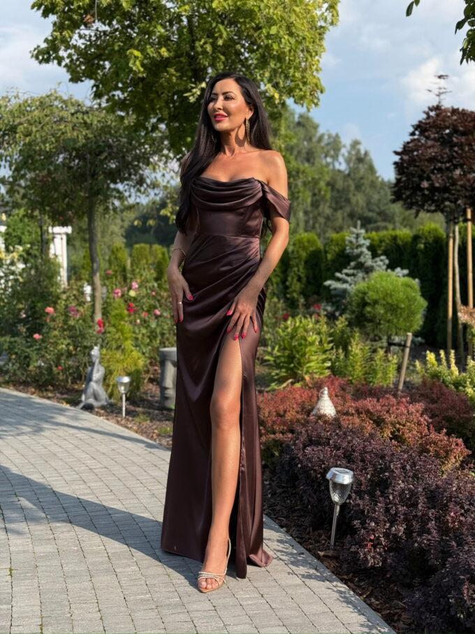 FP568003 - brązowa sukienka maxi satynowa z ramiączkami
